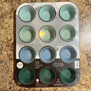 Muffin pan WITH Silicone liners! Unopened